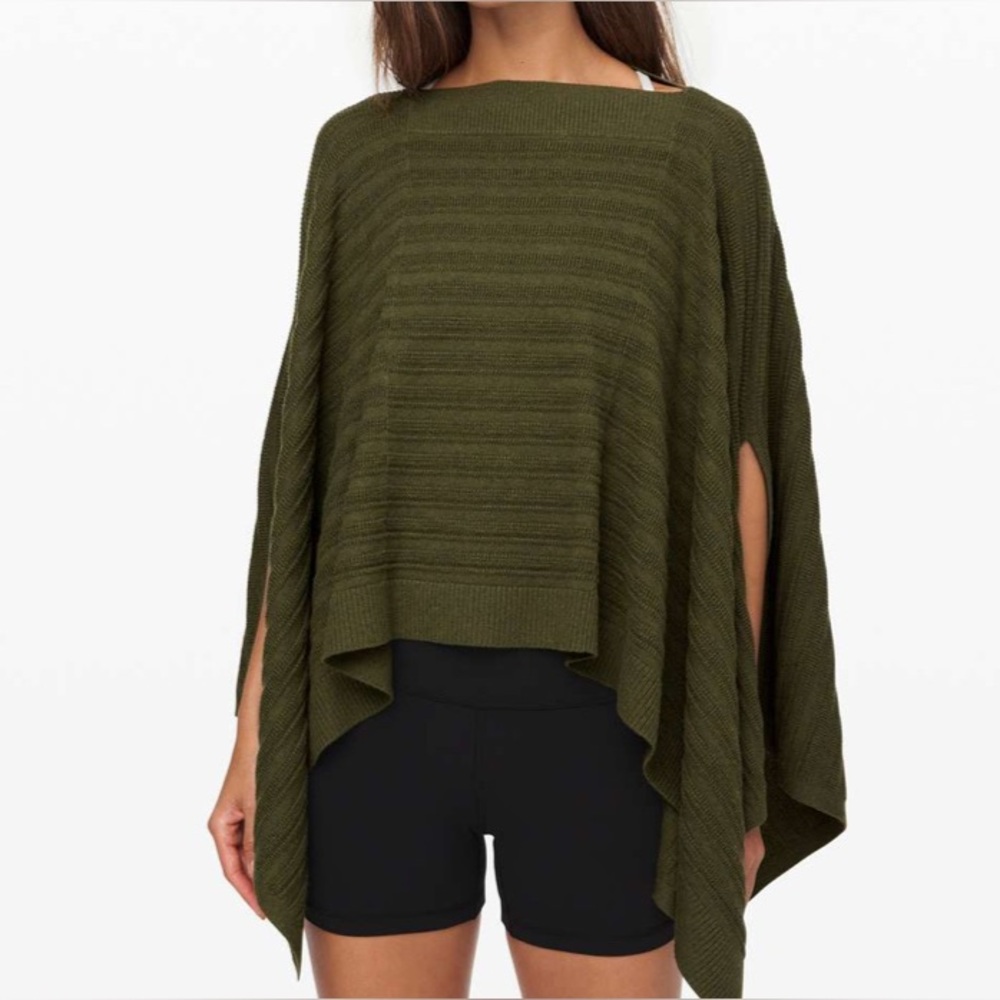 lululemon athletica Forward Flow Poncho in Heathered Landscaped Green